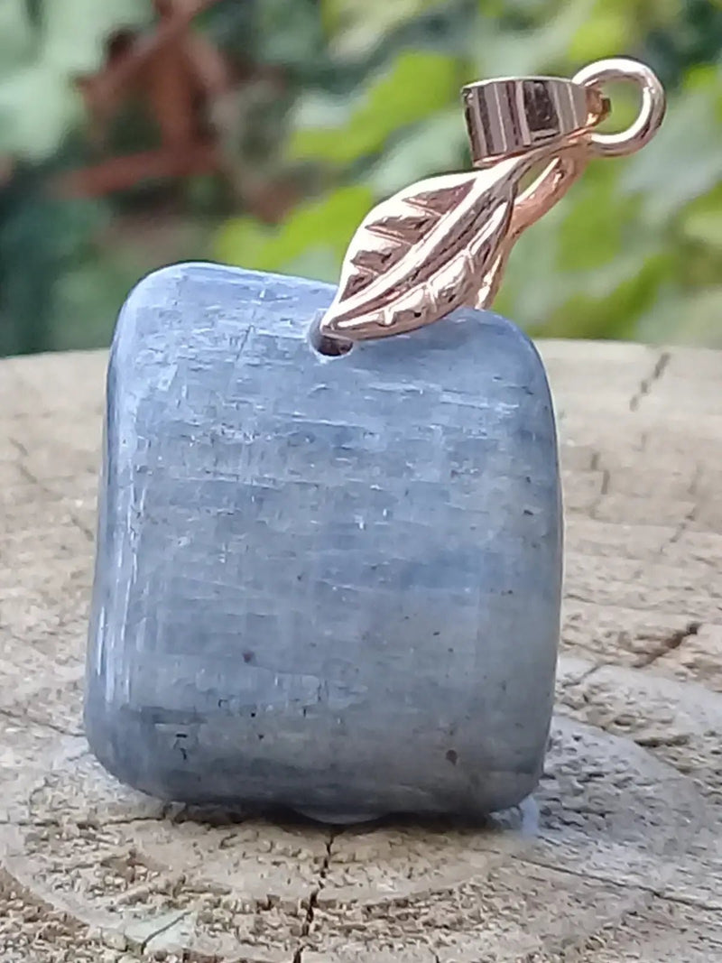 Chargez l&#39;image dans la visionneuse de la galerie, Cyanite bleue ou Dysthène bleue du Brésil pendentif Grade A++++ Fourni avec cordon Cyanite bleue ou Dysthène bleue du Brésil pendentif
