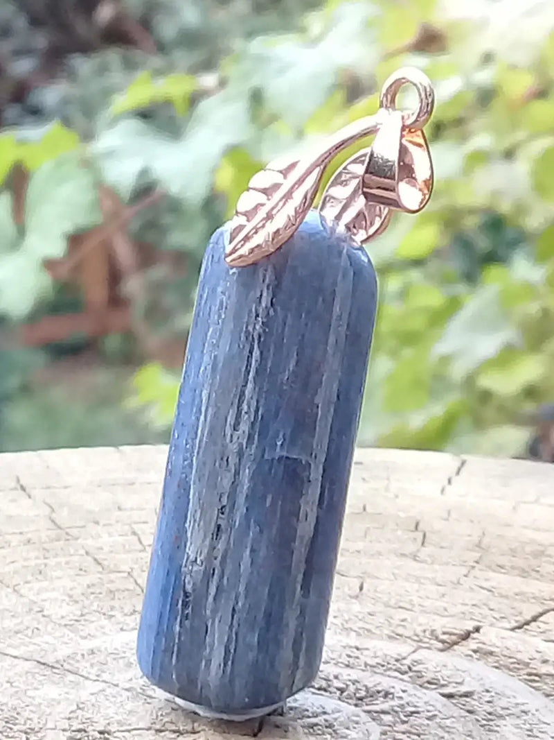 Chargez l&#39;image dans la visionneuse de la galerie, Cyanite bleue ou Dysthène bleue du Brésil pendentif Grade A++++ Fourni avec cordon Cyanite bleue ou Dysthène bleue du Brésil pendentif
