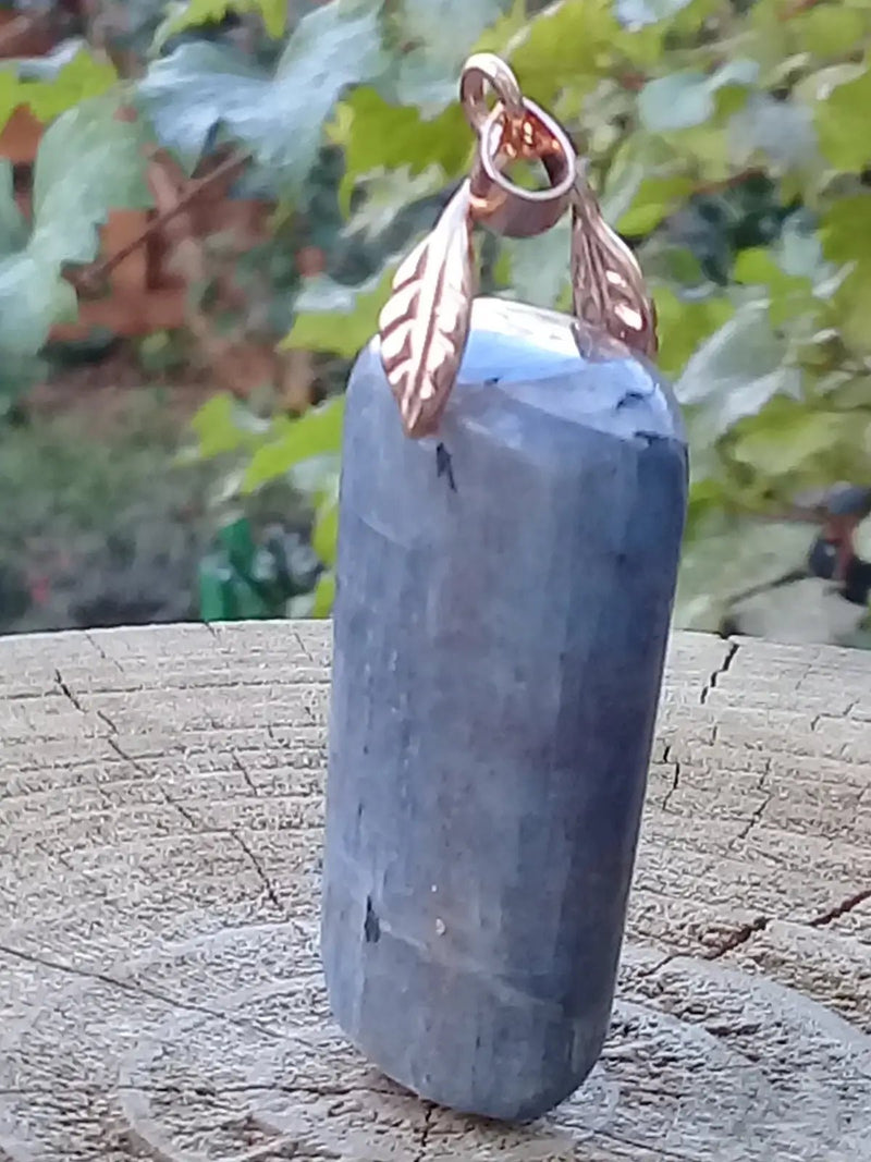 Chargez l&#39;image dans la visionneuse de la galerie, Cyanite bleue ou Dysthène bleue du Brésil pendentif Grade A++++ Fourni avec cordon Cyanite bleue ou Dysthène bleue du Brésil pendentif
