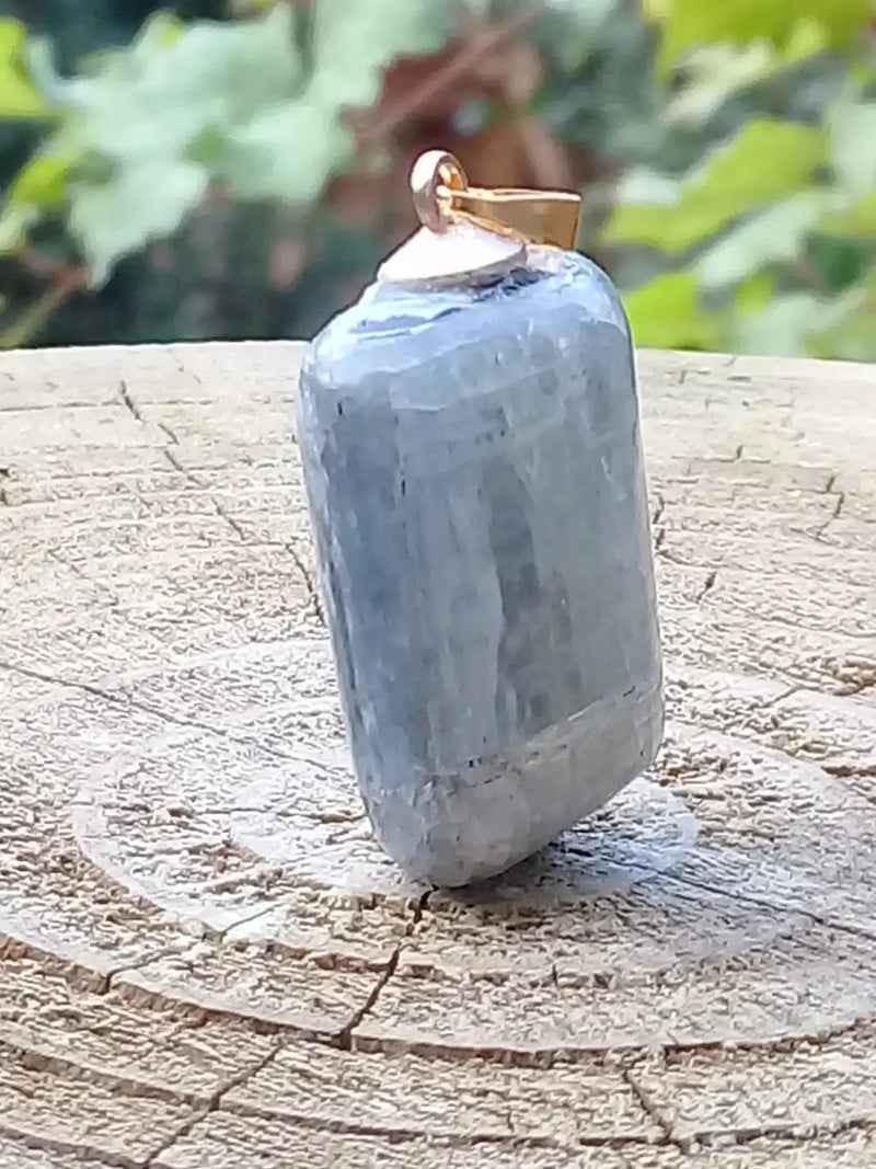 Chargez l&#39;image dans la visionneuse de la galerie, Cyanite bleue ou Dysthène bleue du Brésil pendentif Grade A++++ Fourni avec cordon Cyanite bleue ou Dysthène bleue du Brésil pendentif
