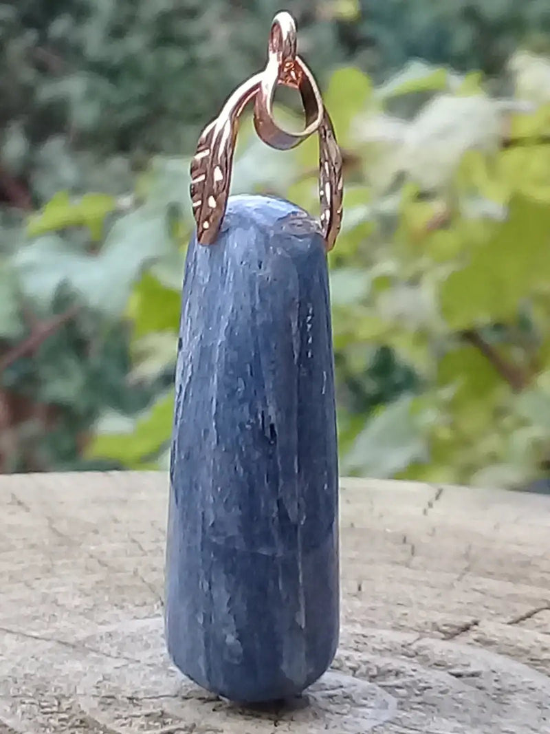 Chargez l&#39;image dans la visionneuse de la galerie, Cyanite bleue ou Dysthène bleue du Brésil pendentif Grade A++++ Fourni avec cordon Cyanite bleue ou Dysthène bleue du Brésil pendentif
