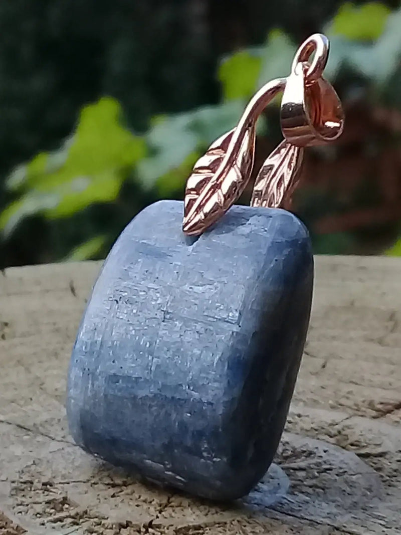 Chargez l&#39;image dans la visionneuse de la galerie, Cyanite bleue ou Dysthène bleue du Brésil pendentif Grade A++++ Fourni avec cordon Cyanite bleue ou Dysthène bleue du Brésil pendentif
