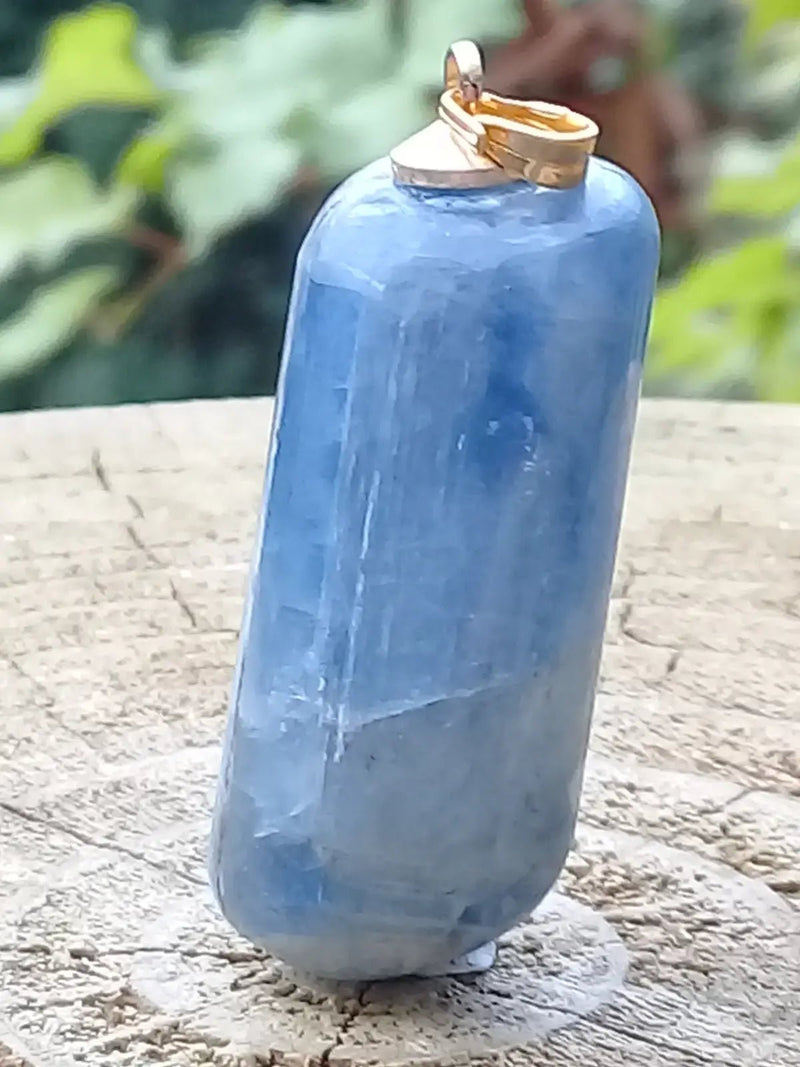 Chargez l&#39;image dans la visionneuse de la galerie, Cyanite bleue ou Dysthène bleue du Brésil pendentif Grade A++++ Fourni avec cordon Cyanite bleue ou Dysthène bleue du Brésil pendentif
