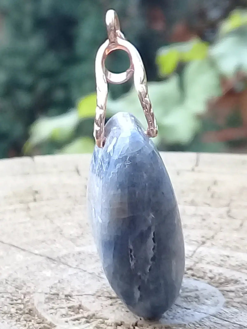 Chargez l&#39;image dans la visionneuse de la galerie, Cyanite bleue ou Dysthène bleue du Brésil pendentif Grade A++++ Fourni avec cordon Cyanite bleue ou Dysthène bleue du Brésil pendentif
