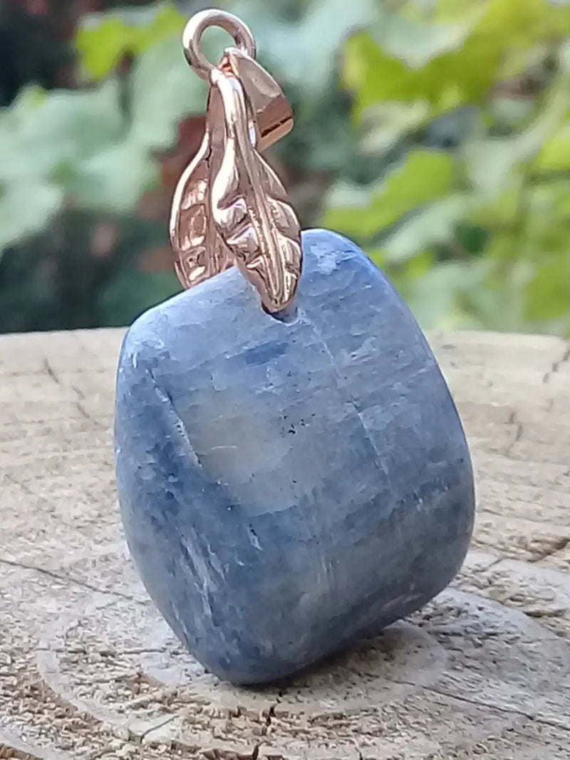 Chargez l&#39;image dans la visionneuse de la galerie, Cyanite bleue ou Dysthène bleue du Brésil pendentif Grade A++++ Fourni avec cordon Cyanite bleue ou Dysthène bleue du Brésil pendentif
