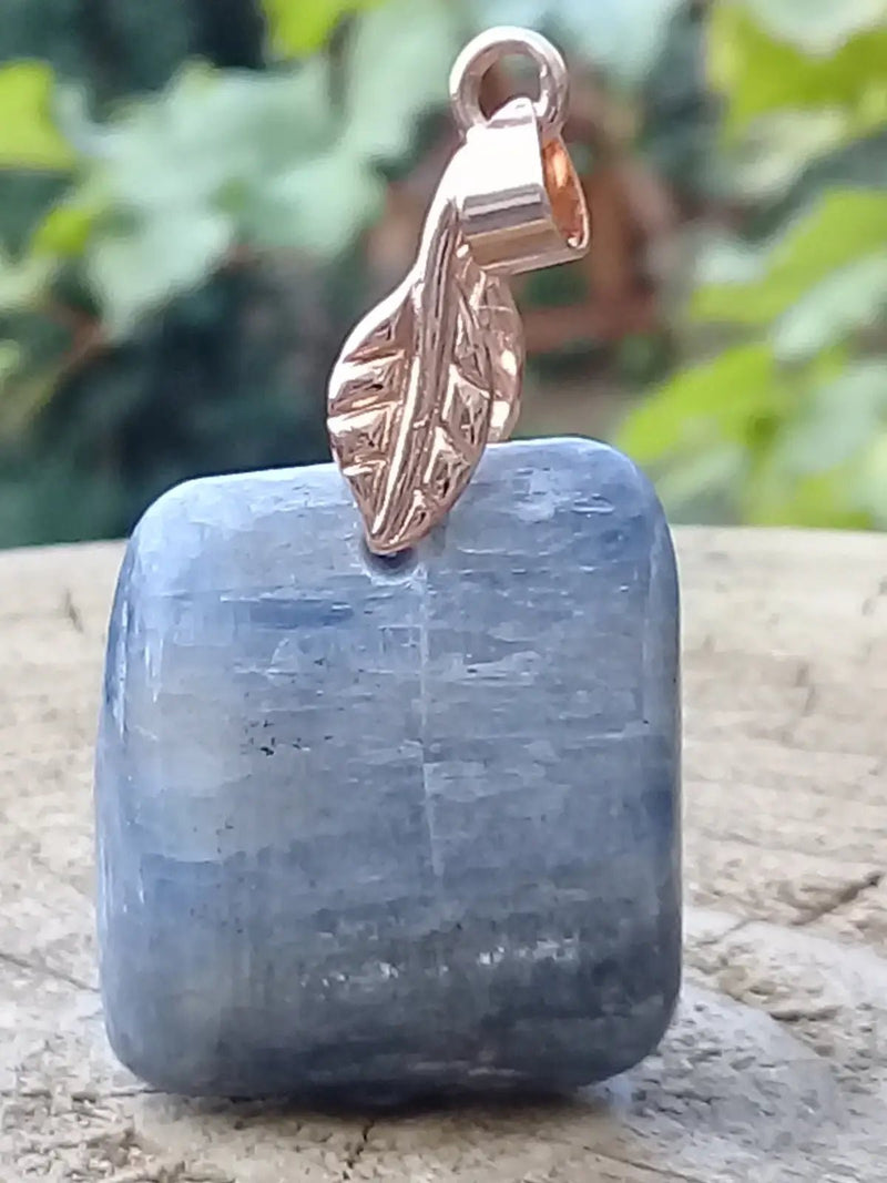 Chargez l&#39;image dans la visionneuse de la galerie, Cyanite bleue ou Dysthène bleue du Brésil pendentif Grade A++++ Fourni avec cordon Cyanite bleue ou Dysthène bleue du Brésil pendentif
