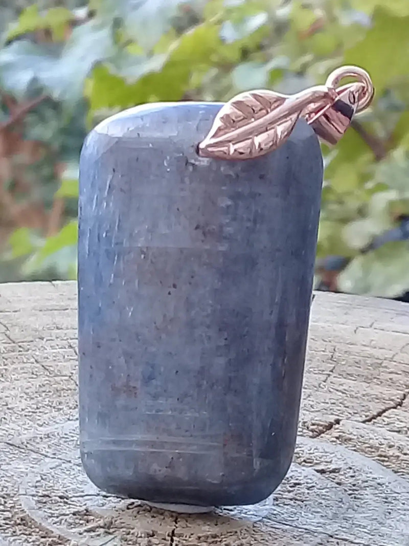 Chargez l&#39;image dans la visionneuse de la galerie, Cyanite bleue ou Dysthène bleue du Brésil pendentif Grade A++++ Fourni avec cordon Cyanite bleue ou Dysthène bleue du Brésil pendentif
