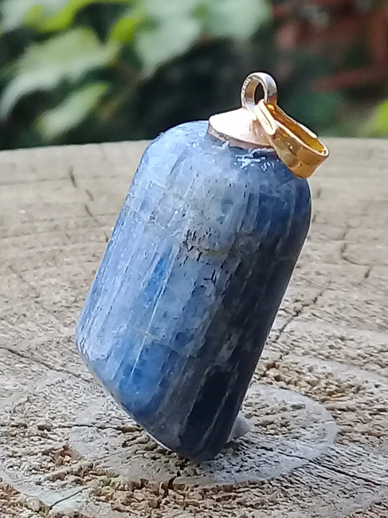 Carica immagine in Galleria Viewer, Cyanite bleue ou Dysthène bleue du Brésil pendentif Grade A++++ Fourni avec cordon Cyanite bleue ou Dysthène bleue du Brésil pendentif Dans la besace du p&#39;tit Poucet   
