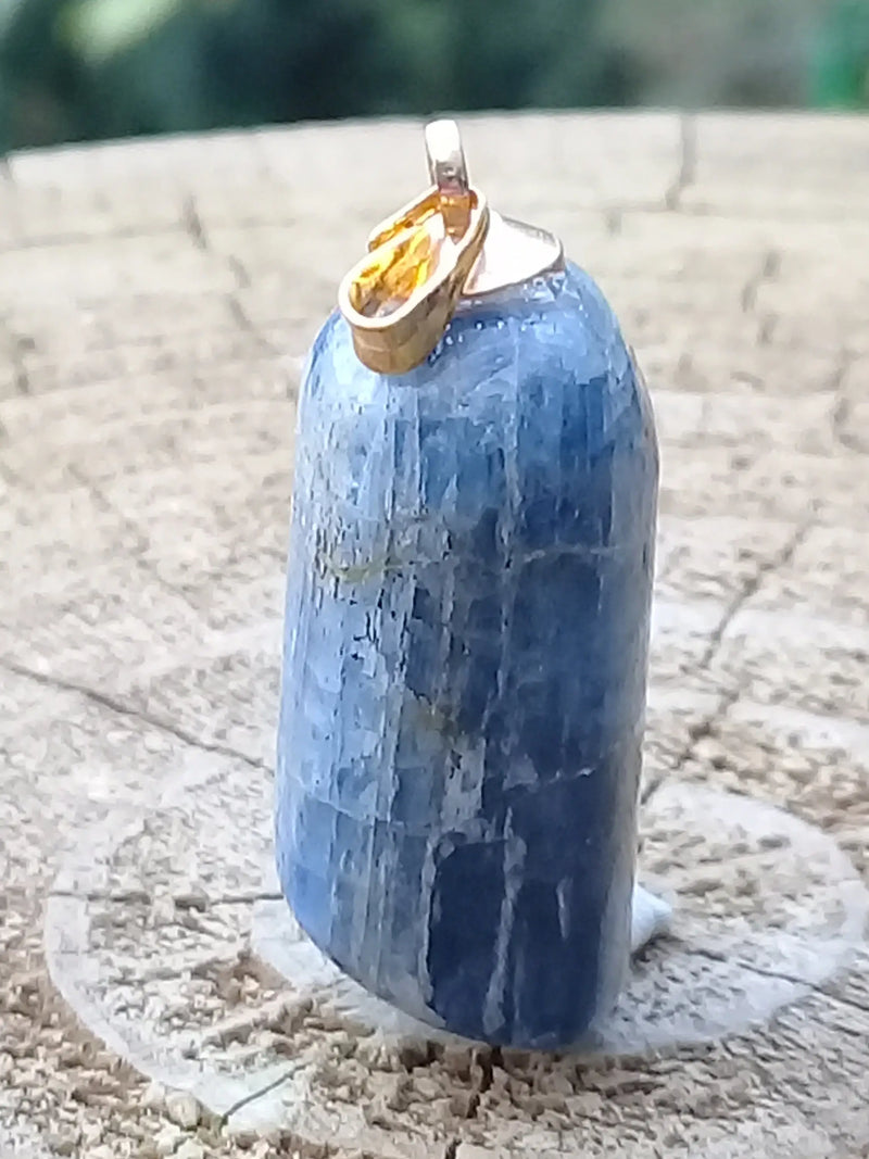 Cargue la imagen en el visor de la galería, Cyanite bleue ou Dysthène bleue du Brésil pendentif Grade A++++ Fourni avec cordon Cyanite bleue ou Dysthène bleue du Brésil pendentif Dans la besace du p&#39;tit Poucet   
