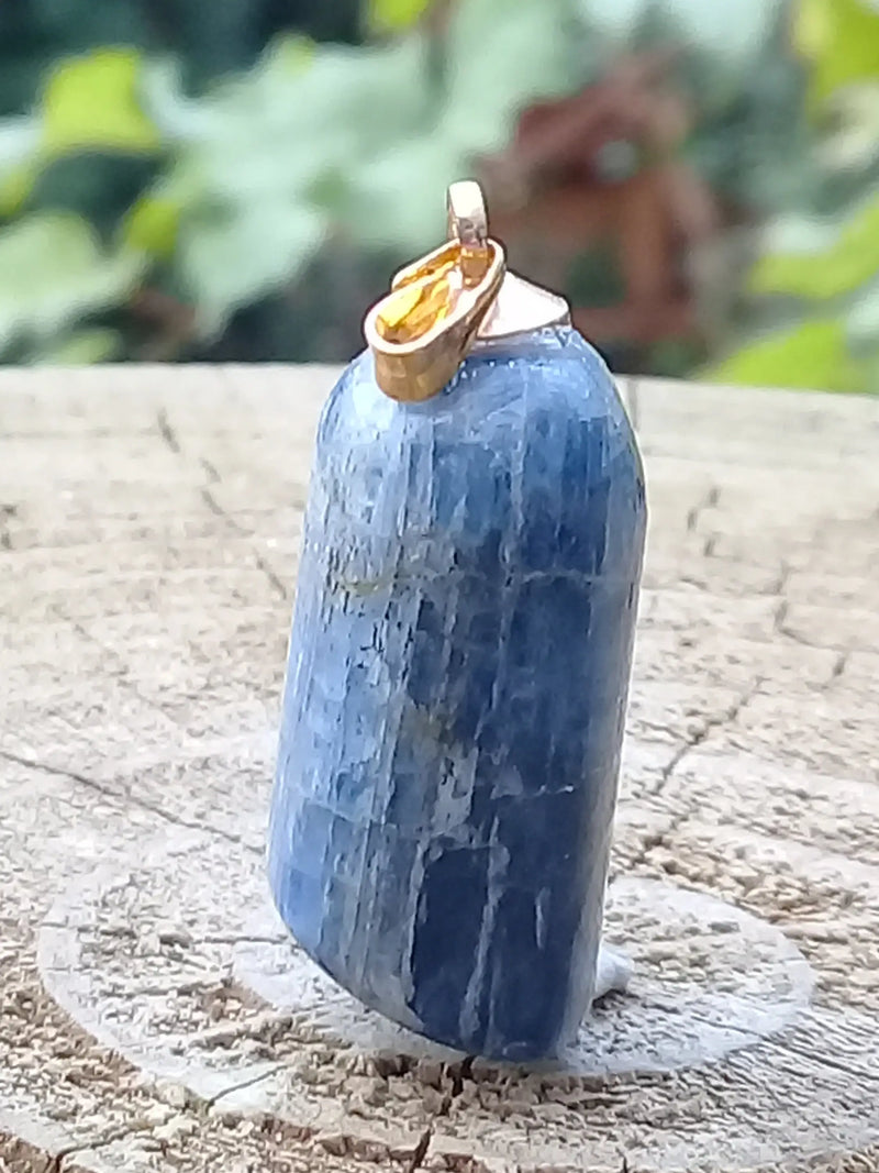 Load image into Gallery viewer, Cyanite bleue ou Dysthène bleue du Brésil pendentif Grade A++++ Fourni avec cordon Cyanite bleue ou Dysthène bleue du Brésil pendentif Dans la besace du p&#39;tit Poucet   

