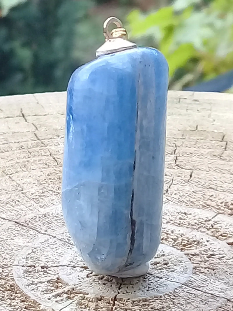 Laden Sie das Bild in Galerie -Viewer, Cyanite bleue ou Dysthène bleue du Brésil pendentif Grade A++++ Fourni avec cordon Cyanite bleue ou Dysthène bleue du Brésil pendentif Dans la besace du p&#39;tit Poucet   
