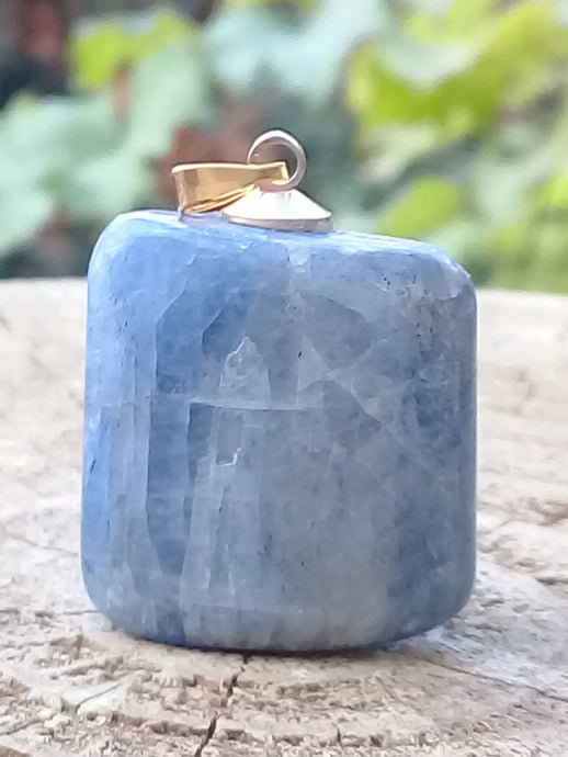Cyanite bleue ou Dysthène bleue du Brésil pendentif Grade A++++ Fourni avec cordon Cyanite bleue ou Dysthène bleue du Brésil pendentif Dans la besace du p'tit Poucet   