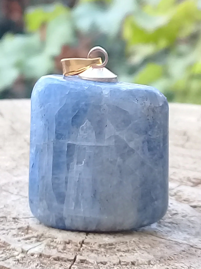 Load image into Gallery viewer, Cyanite bleue ou Dysthène bleue du Brésil pendentif Grade A++++ Fourni avec cordon Cyanite bleue ou Dysthène bleue du Brésil pendentif Dans la besace du p&#39;tit Poucet   
