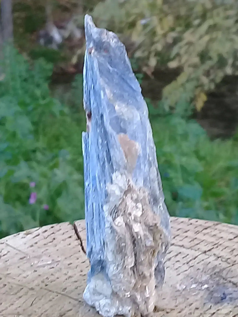 Chargez l&#39;image dans la visionneuse de la galerie, Cyanite ou Dysthène bleue du Brésil inclusions Mica pierre brute Grade A++ Cyanite ou Dysthène bleue du Brésil à inclusions de Mica pierre
