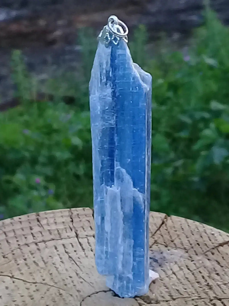 Load image into Gallery viewer, Cyanite ou Dysthène bleue du Brésil pendentif Grade A++++ Fourni avec cordon Cyanite bleue ou Dysthène bleue du Brésil pierre brute
