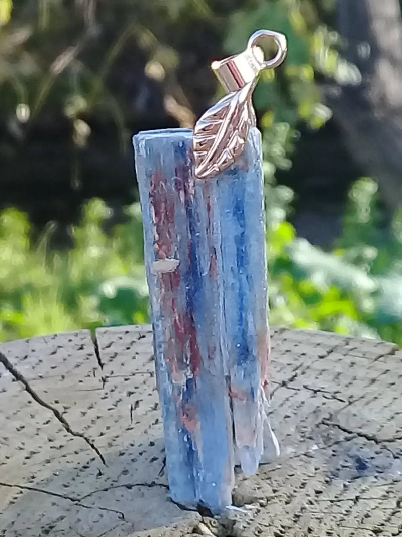 Chargez l&#39;image dans la visionneuse de la galerie, Cyanite ou Dysthène bleue du Brésil pendentif Grade A++++ Fourni avec cordon Cyanite bleue ou Dysthène bleue du Brésil pierre brute
