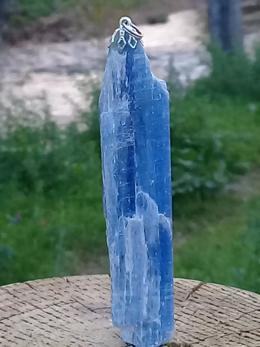 Cyanite ou Dysthène bleue du Brésil pendentif Grade A++++ Fourni avec cordon Cyanite bleue ou Dysthène bleue du Brésil pierre brute