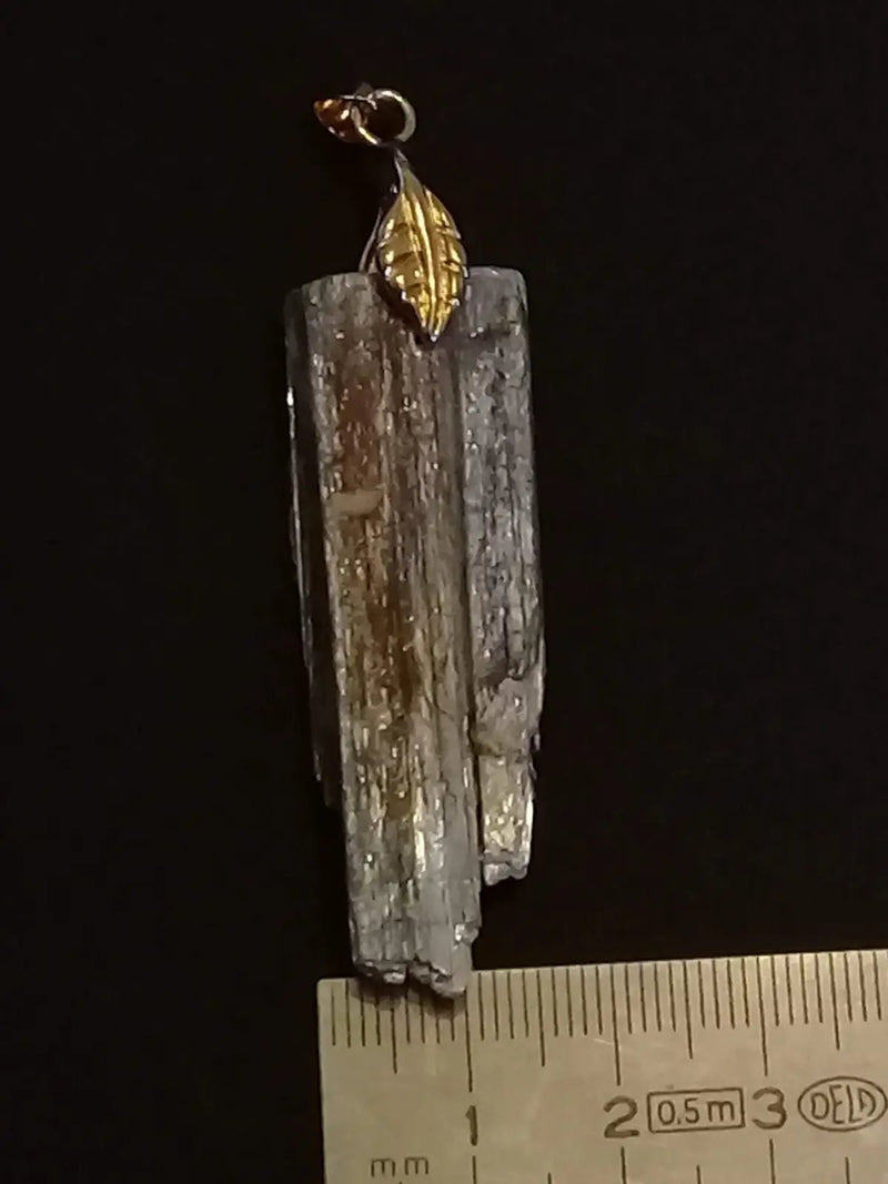 Chargez l&#39;image dans la visionneuse de la galerie, Cyanite ou Dysthène bleue du Brésil pendentif Grade A++++ Fourni avec cordon Cyanite bleue ou Dysthène bleue du Brésil pierre brute
