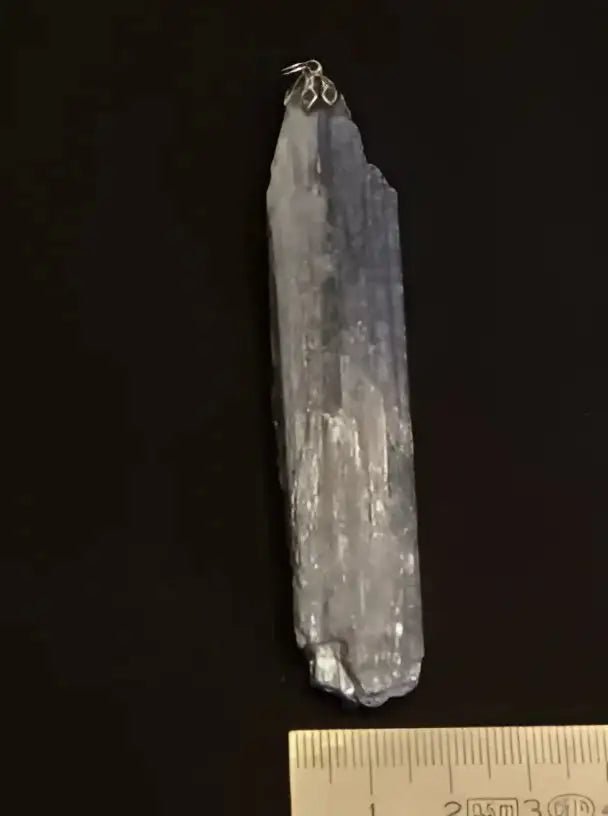 Load image into Gallery viewer, Cyanite ou Dysthène bleue du Brésil pendentif Grade A++++ Fourni avec cordon Cyanite bleue ou Dysthène bleue du Brésil pierre brute
