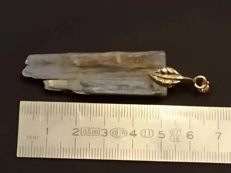 Chargez l&#39;image dans la visionneuse de la galerie, Cyanite ou Dysthène bleue du Brésil pendentif Grade A++++ Fourni avec cordon Cyanite bleue ou Dysthène bleue du Brésil pierre brute
