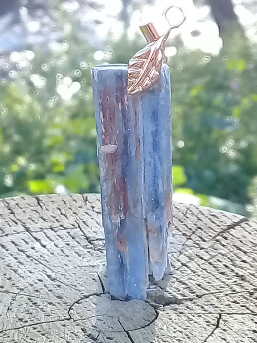 Cyanite ou Dysthène bleue du Brésil pendentif Grade A++++ Fourni avec cordon Cyanite bleue ou Dysthène bleue du Brésil pierre brute