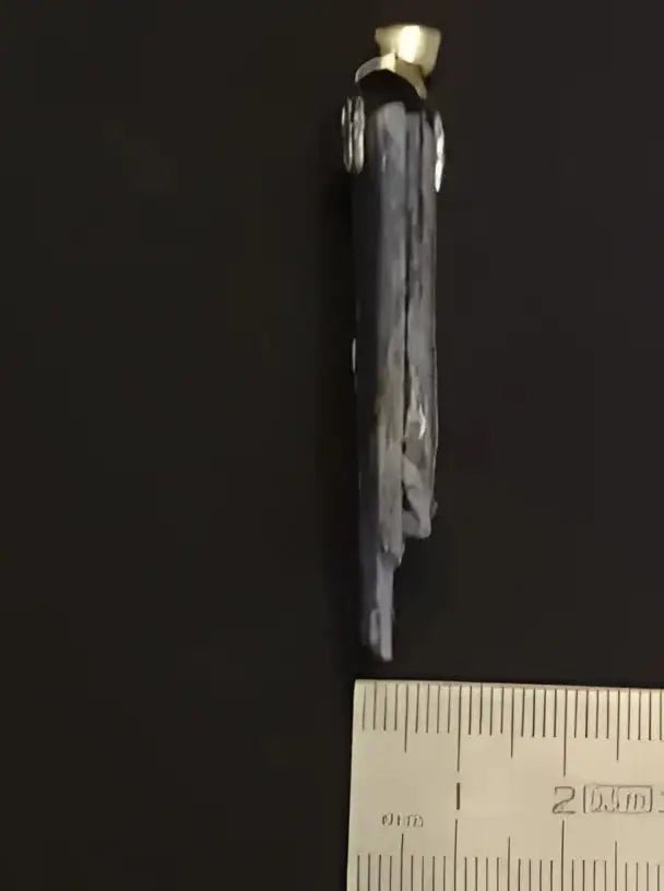 Chargez l&#39;image dans la visionneuse de la galerie, Cyanite ou Dysthène bleue du Brésil pendentif Grade A++++ Fourni avec cordon Cyanite bleue ou Dysthène bleue du Brésil pierre brute
