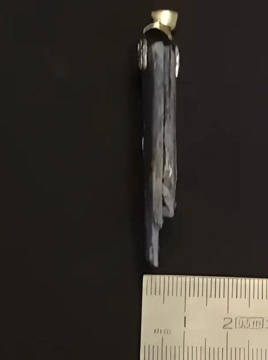 Cyanite ou Dysthène bleue du Brésil pendentif Grade A++++ Fourni avec cordon Cyanite bleue ou Dysthène bleue du Brésil pierre brute