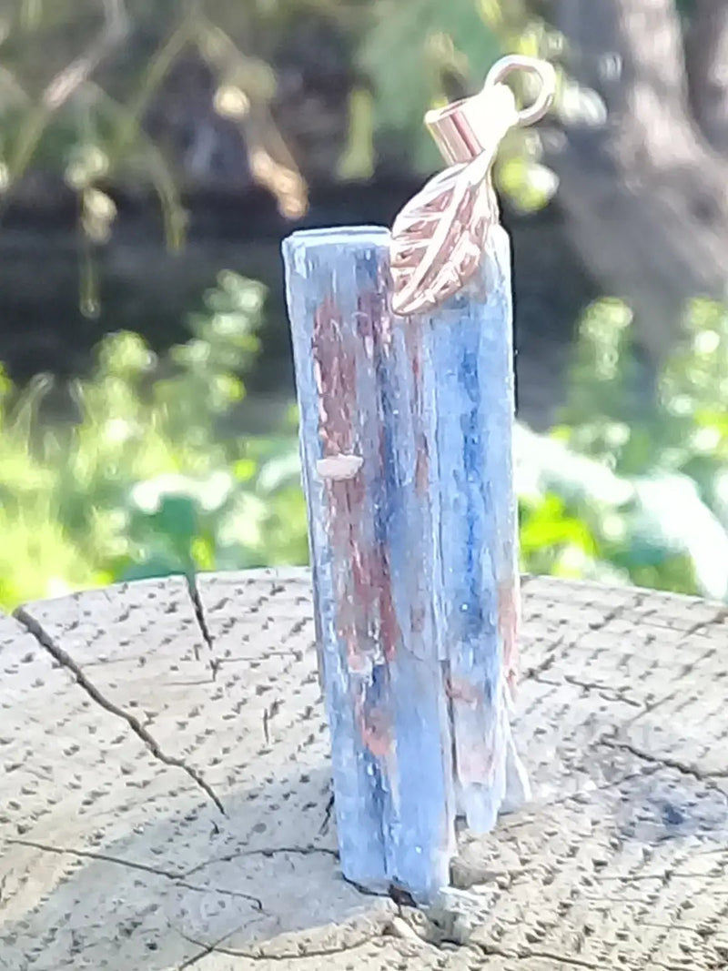 Chargez l&#39;image dans la visionneuse de la galerie, Cyanite ou Dysthène bleue du Brésil pendentif Grade A++++ Fourni avec cordon Cyanite bleue ou Dysthène bleue du Brésil pierre brute
