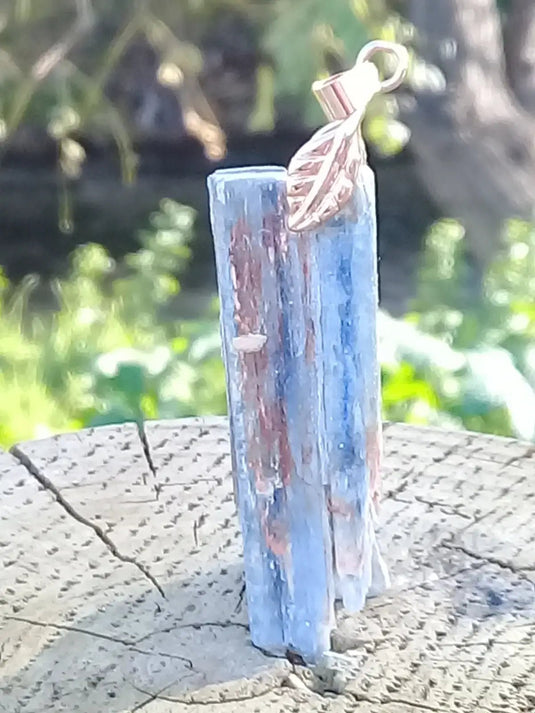 Cyanite ou Dysthène bleue du Brésil pendentif Grade A++++ Fourni avec cordon Cyanite bleue ou Dysthène bleue du Brésil pierre brute