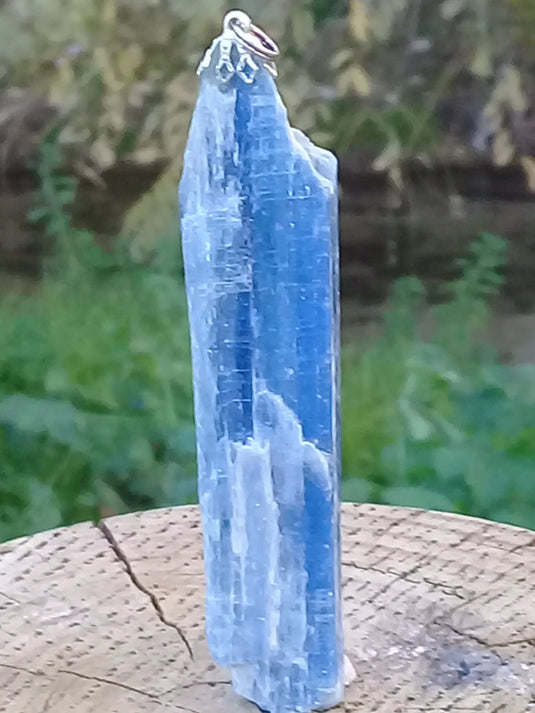Cyanite ou Dysthène bleue du Brésil pendentif Grade A++++ Fourni avec cordon Cyanite bleue ou Dysthène bleue du Brésil pierre brute pendentif Dans la besace du p'tit Poucet   