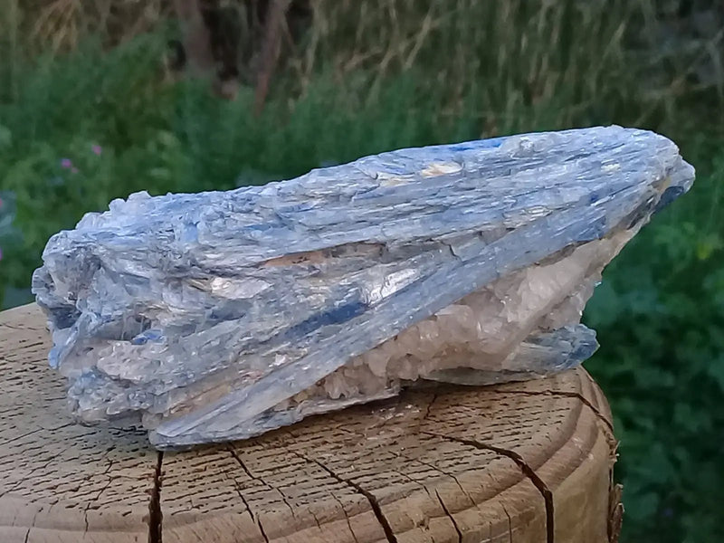 Load image into Gallery viewer, Cyanite ou Dysthène bleue du Brésil sur Quartz pierre brute Grade A++ Cyanite bleue ou Dysthène bleue du Brésil pierre brute
