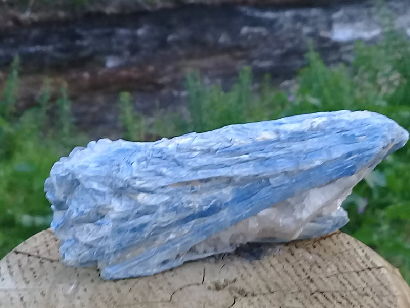 Cargue la imagen en el visor de la galería, Cyanite ou Dysthène bleue du Brésil sur Quartz pierre brute Grade A++ Cyanite bleue ou Dysthène bleue du Brésil pierre brute Dans la besace du p&#39;tit Poucet   
