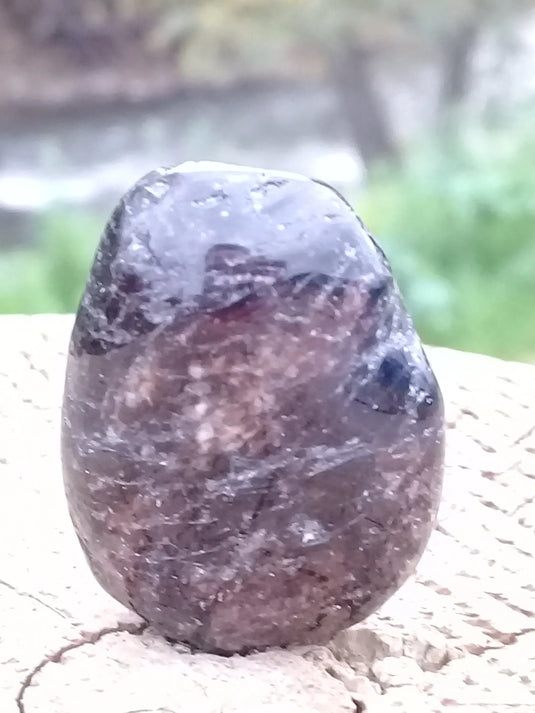Dravite ou Tourmaline brune du Brésil pierre roulée Grade A++++ Dravite ou Tourmaline brune du Brésil pierre roulée Dans la besace du p'tit Poucet   