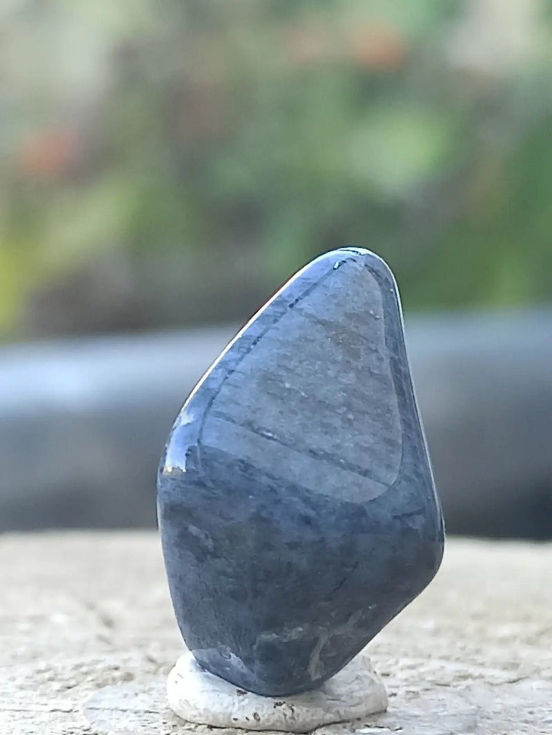 Chargez l&#39;image dans la visionneuse de la galerie, Dumortiérite du Brésil pierre roulée Grade A++++ Dumortiérite pierre roulée
