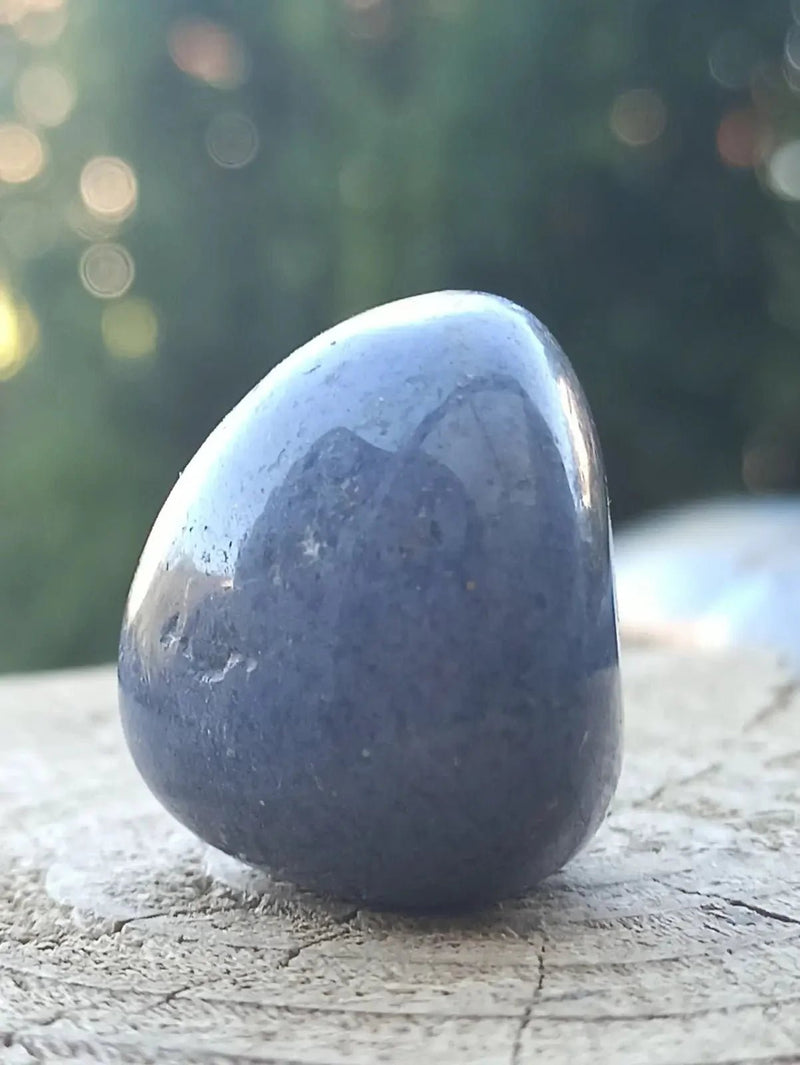 Chargez l&#39;image dans la visionneuse de la galerie, Dumortiérite du Brésil pierre roulée Grade A++++ Dumortiérite pierre roulée
