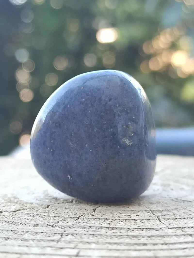 Chargez l&#39;image dans la visionneuse de la galerie, Dumortiérite du Brésil pierre roulée Grade A++++ Dumortiérite pierre roulée
