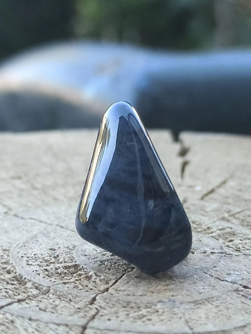 Chargez l&#39;image dans la visionneuse de la galerie, Dumortiérite du Brésil pierre roulée Grade A++++ Dumortiérite pierre roulée
