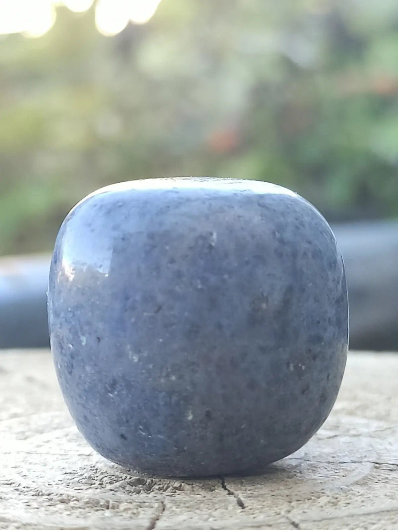 Chargez l&#39;image dans la visionneuse de la galerie, Dumortiérite du Brésil pierre roulée Grade A++++ Dumortiérite pierre roulée
