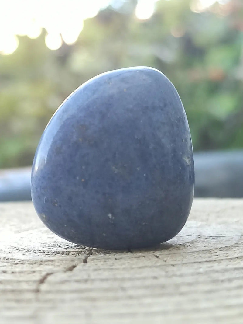 Chargez l&#39;image dans la visionneuse de la galerie, Dumortiérite du Brésil pierre roulée Grade A++++ Dumortiérite pierre roulée
