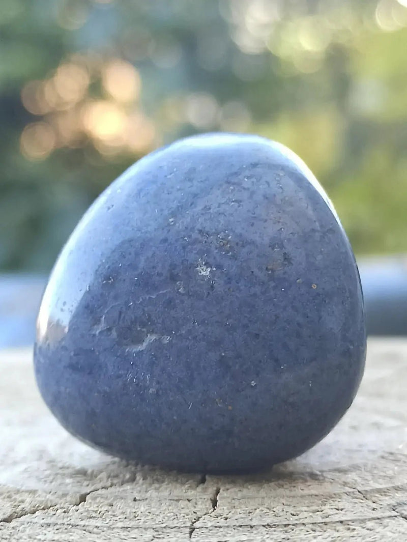 Chargez l&#39;image dans la visionneuse de la galerie, Dumortiérite du Brésil pierre roulée Grade A++++ Dumortiérite pierre roulée
