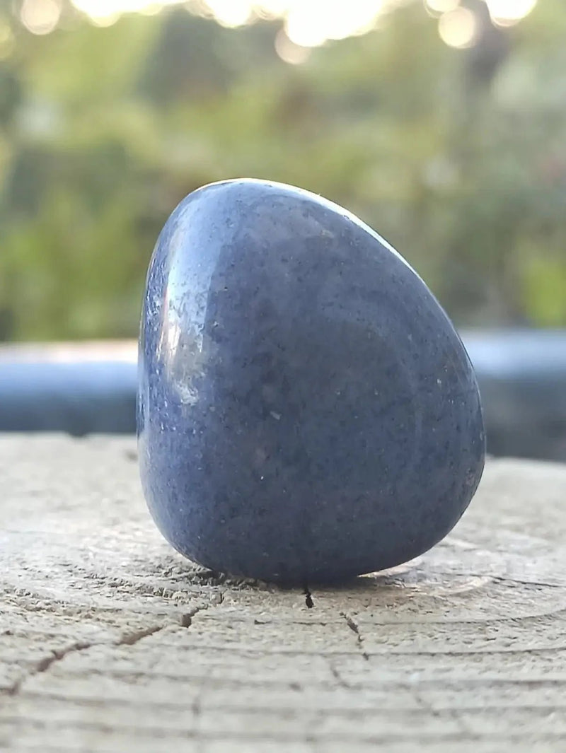 Chargez l&#39;image dans la visionneuse de la galerie, Dumortiérite du Brésil pierre roulée Grade A++++ Dumortiérite pierre roulée
