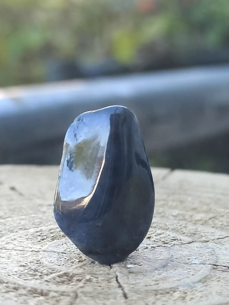 Chargez l&#39;image dans la visionneuse de la galerie, Dumortiérite du Brésil pierre roulée Grade A++++ Dumortiérite pierre roulée
