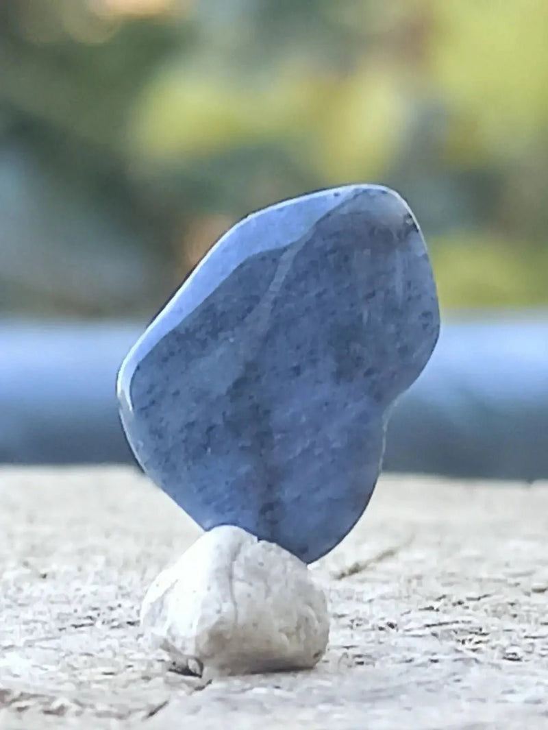 Chargez l&#39;image dans la visionneuse de la galerie, Dumortiérite du Brésil pierre roulée Grade A++++ Dumortiérite pierre roulée
