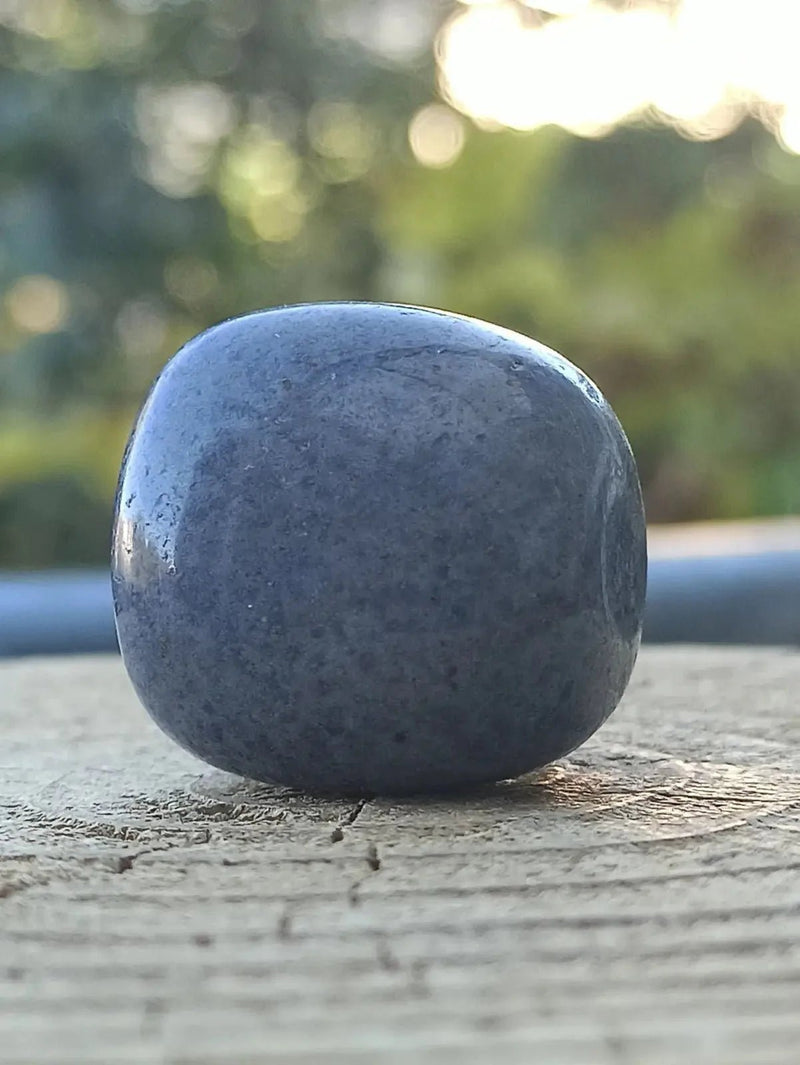 Chargez l&#39;image dans la visionneuse de la galerie, Dumortiérite du Brésil pierre roulée Grade A++++ Dumortiérite pierre roulée
