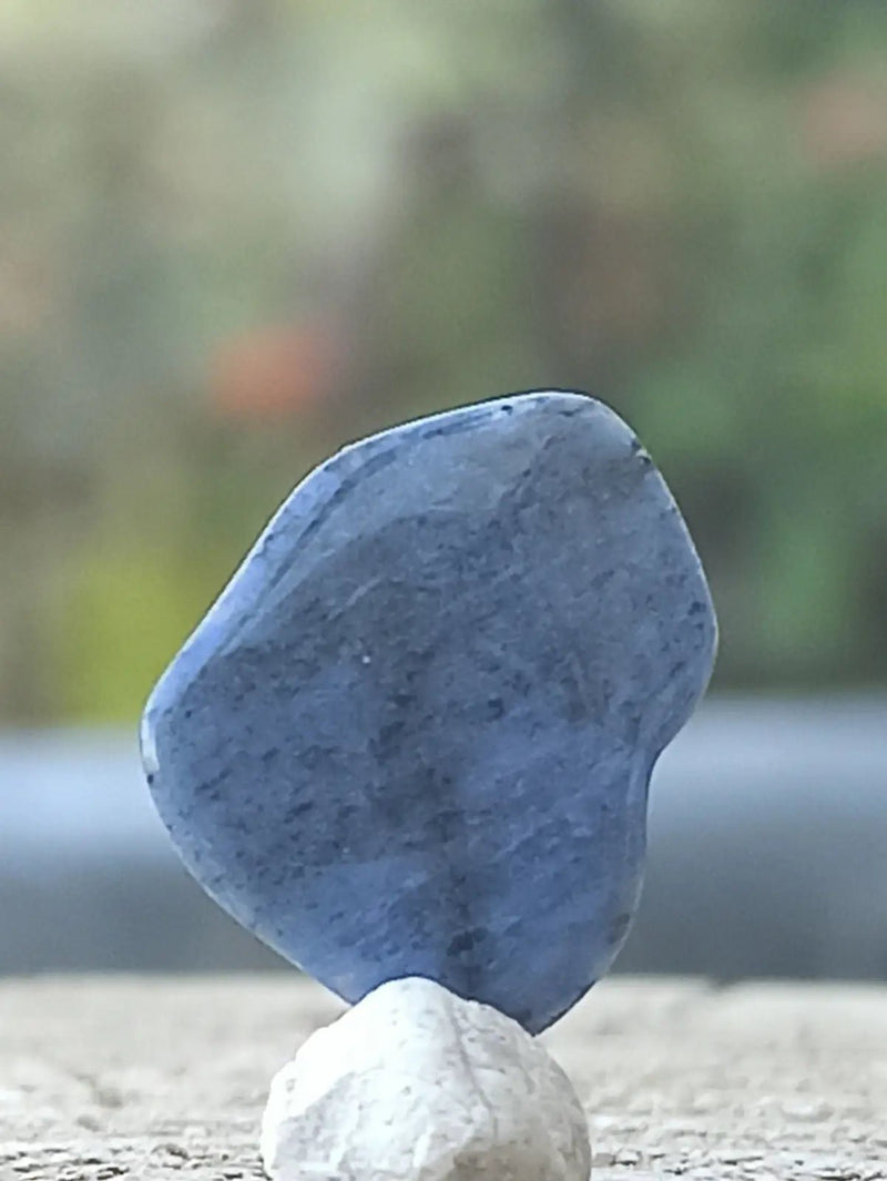 Chargez l&#39;image dans la visionneuse de la galerie, Dumortiérite du Brésil pierre roulée Grade A++++ Dumortiérite pierre roulée
