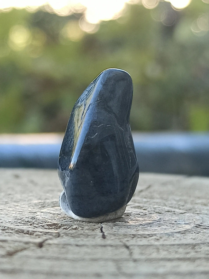 Chargez l&#39;image dans la visionneuse de la galerie, Dumortiérite du Brésil pierre roulée Grade A++++ Dumortiérite pierre roulée Dans la besace du p&#39;tit Poucet   

