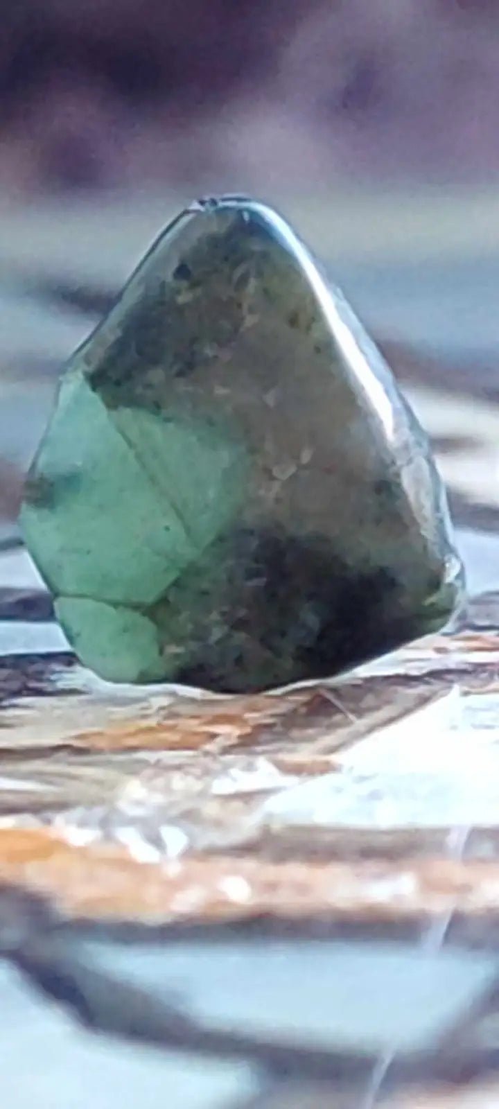 Chargez l'image dans la visionneuse de la galerie, Emeraude cristallisée de Colombie pierre roulée Grade A++++ Emeraude pierre roulée
