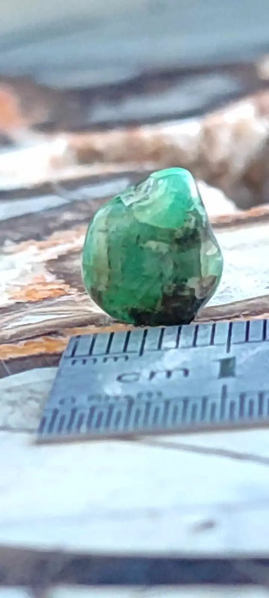 Emeraude cristallisée de Colombie pierre roulée Grade A++++ Emeraude pierre roulée