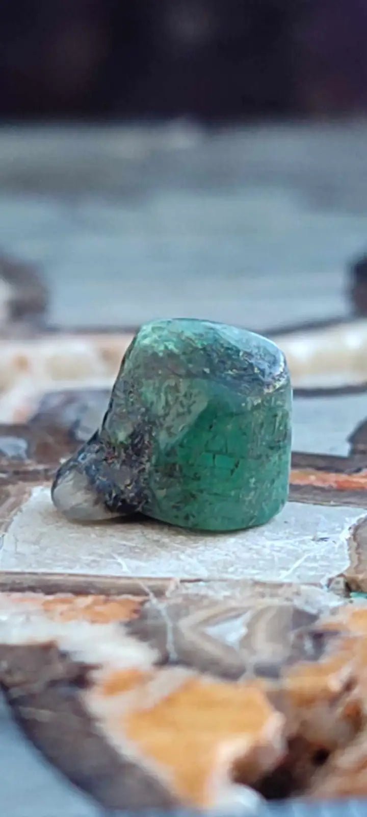 Chargez l'image dans la visionneuse de la galerie, Emeraude cristallisée de Colombie pierre roulée Grade A++++ Emeraude pierre roulée
