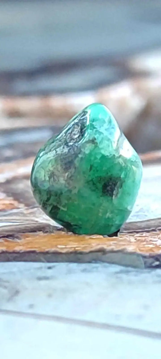 Emeraude cristallisée de Colombie pierre roulée Grade A++++ Emeraude pierre roulée